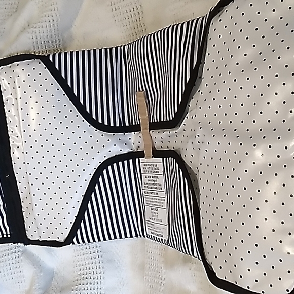 Skip HOP Baby changing pad with  diaper and wipes holder. Has clip to attach to - Picture 4 of 9